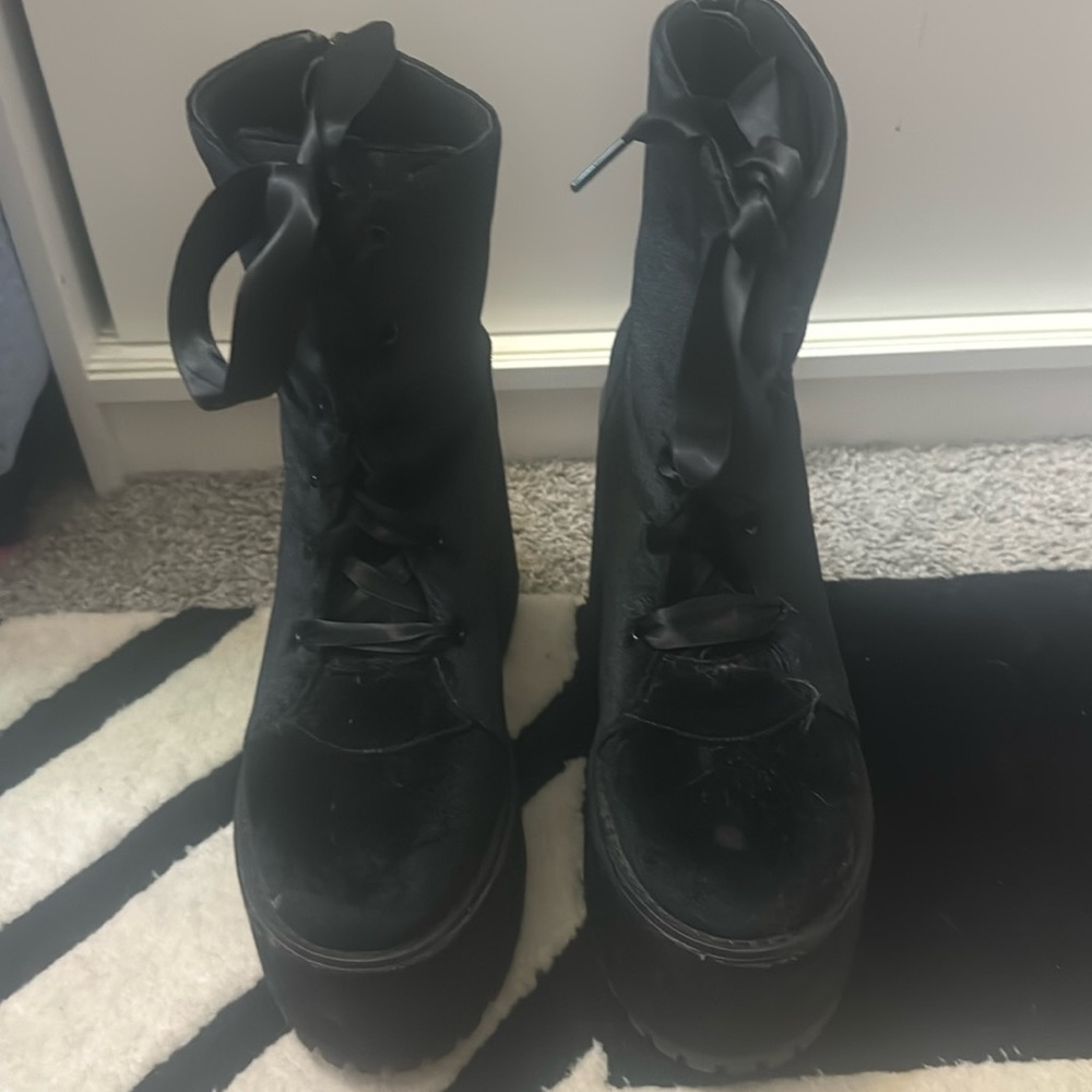 YRU Black velvet platform boots
